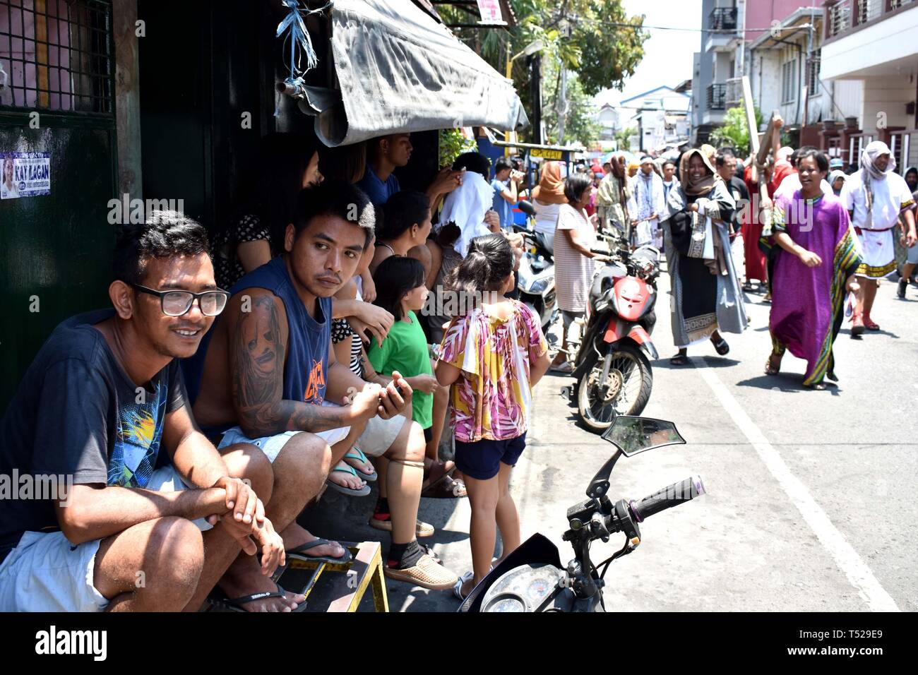 Philippines. 19th Apr, 2019. Filipino residence waiting the penitent doing their act of penance during the live Via Crucis (Stations of the Cross) on Good Friday at the street of Cainta province of Rizal on April 19, 2019. Via Crucis (Stations of the Cross) is annual big event every holy week in the town of Cainta, Rizal. Credit: Gregorio B. Dantes Jr./Pacific Press/Alamy Live News Stock Photo