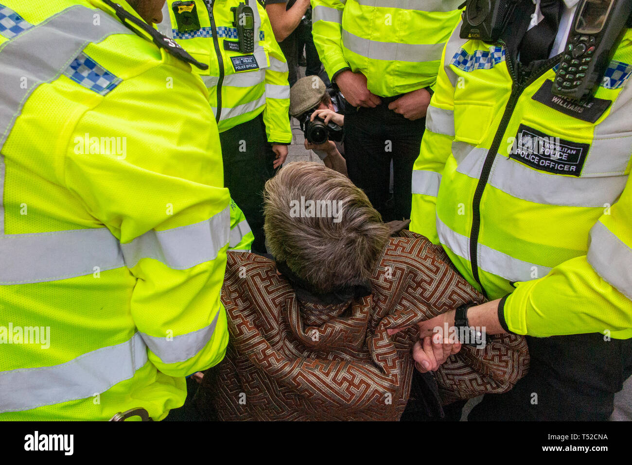 The police arrest an environmental activist from the Extinction