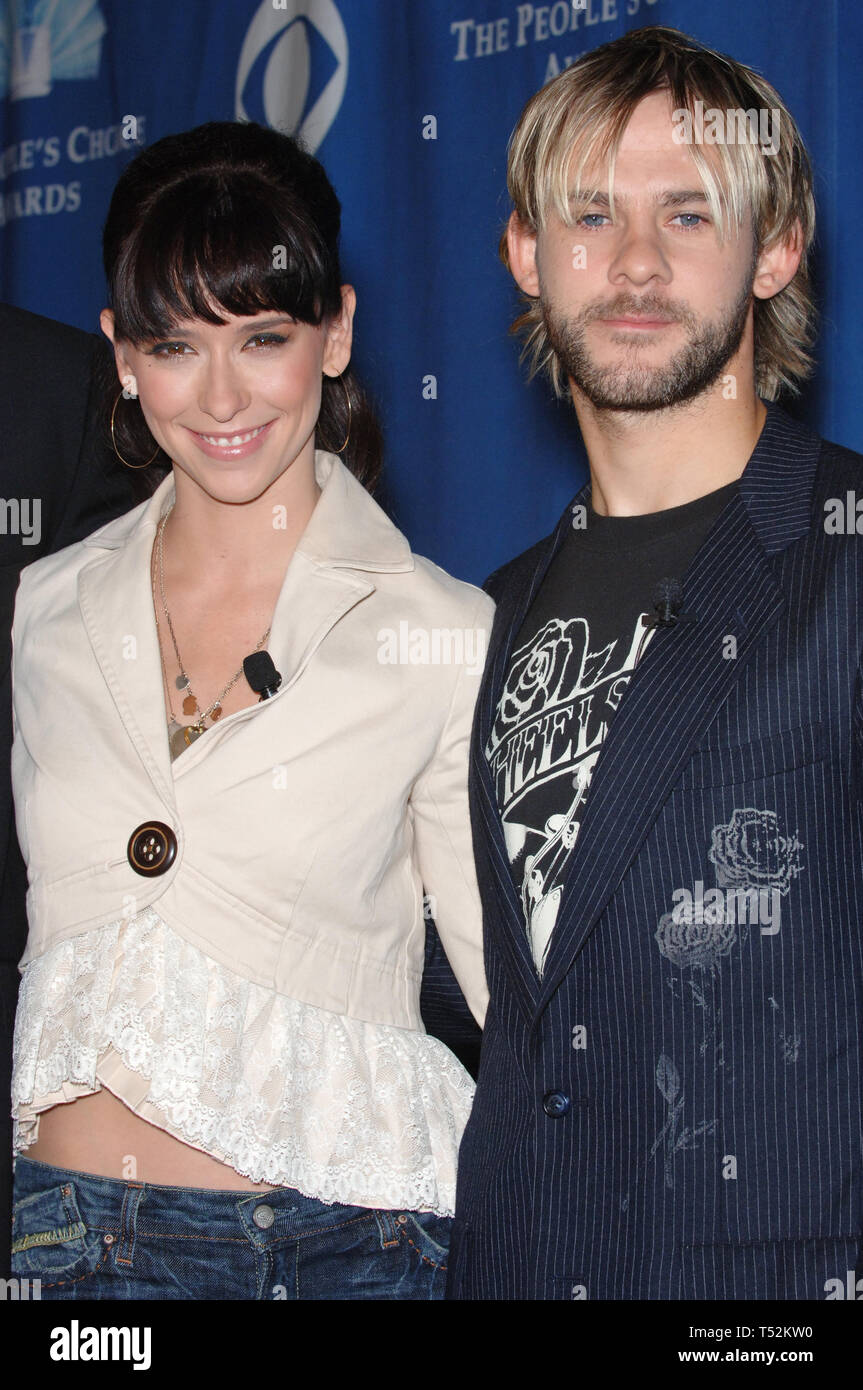 LOS ANGELES, CA. November 10, 2005: Actress JENNIFER LOVE HEWITT & actor DOMINIC MONAGHAN at nominations announcement for the 32nd Annual People's Choice Awards in Los Angeles. © 2005 Paul Smith / Featureflash Stock Photo
