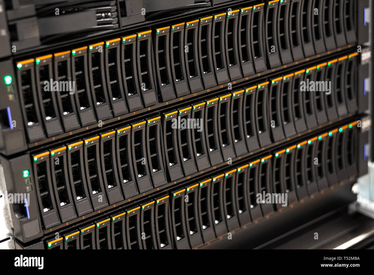 Large SAN Disk Cabinet In Rack At Datacenter Stock Photo - Alamy