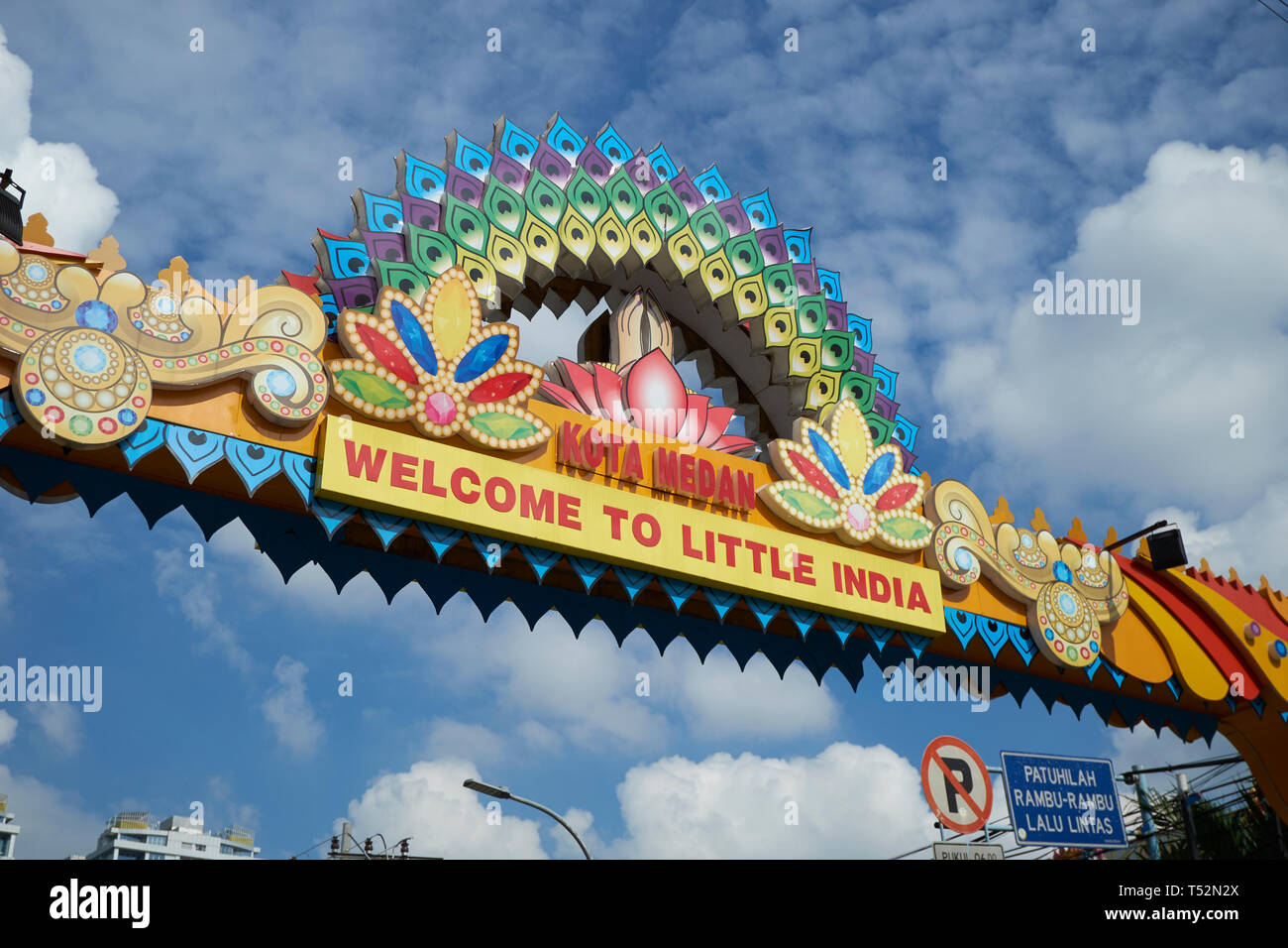 India Signe The colorful Welcome To Little India sign spans a street in an Indian ...