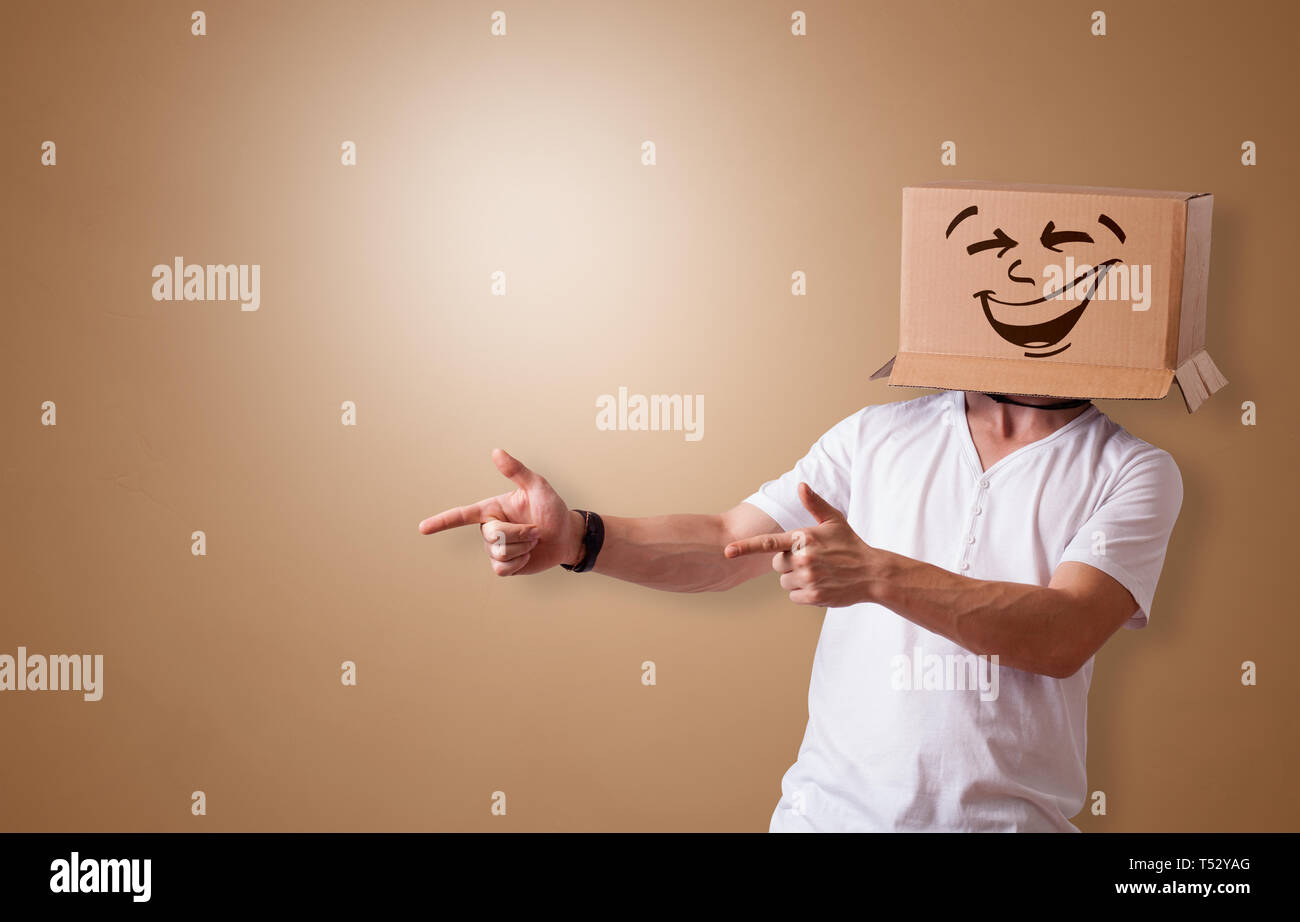 With a smile on his face. Держит бумагу. Картонная коробка на голове. Клип человек с коробкой на голове. Люди с коробками на голове.