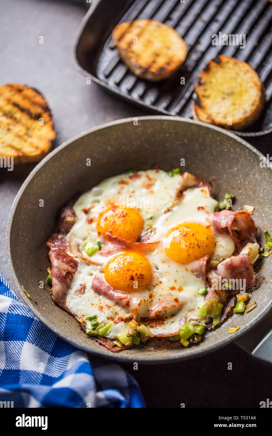 https://c8.alamy.com/comp/T531AK/english-breakfast-fried-bacon-ham-and-eggs-in-ceramic-pan-T531AK.jpg