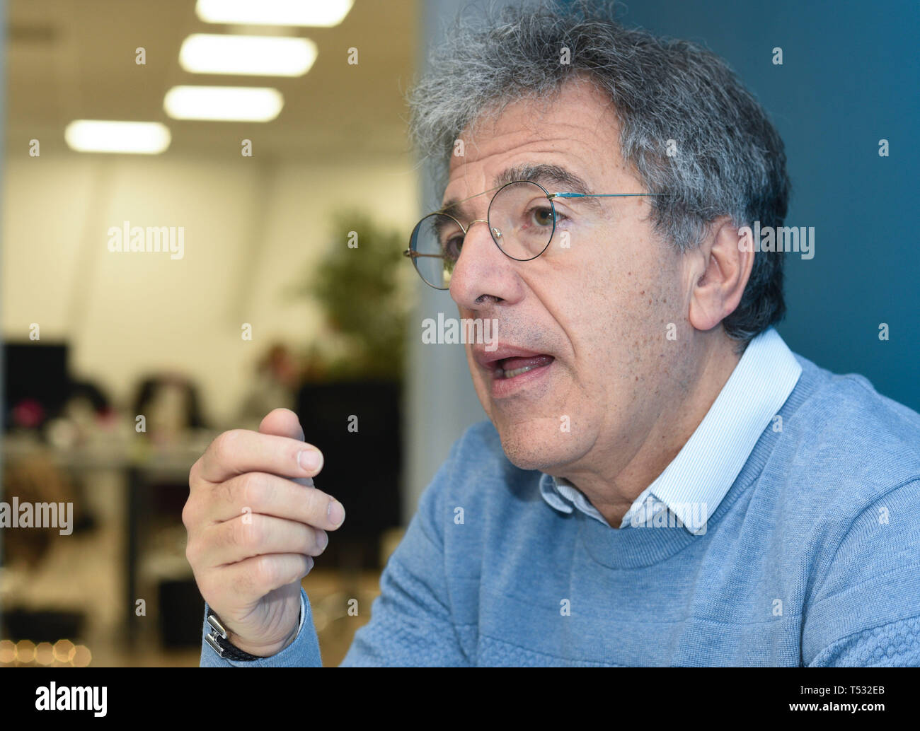 *** FRANCE OUT / STRICTLY NO SALES TO FRENCH MEDIA *** November 23, 2018 - Paris, France: Portrait of the CEO of Happn, Didier Rappaport. Happn is a French start-up that developed a dating app allowing users to meet people based on their geolocalisation patterns. Reportage dans les bureaux de Happn, une start-up parisienne connue pour son app de rencontre basee sur la geolocalisation. Stock Photo