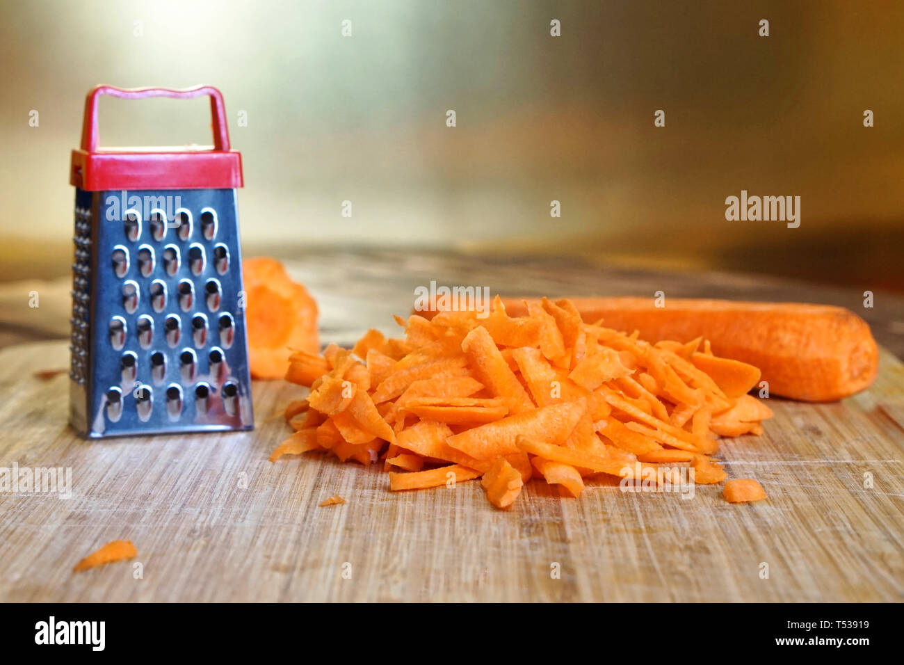 https://c8.alamy.com/comp/T53919/a-small-grater-and-a-large-carrot-are-on-the-cutting-board-unusual-mystery-and-optical-illusion-mismatch-T53919.jpg