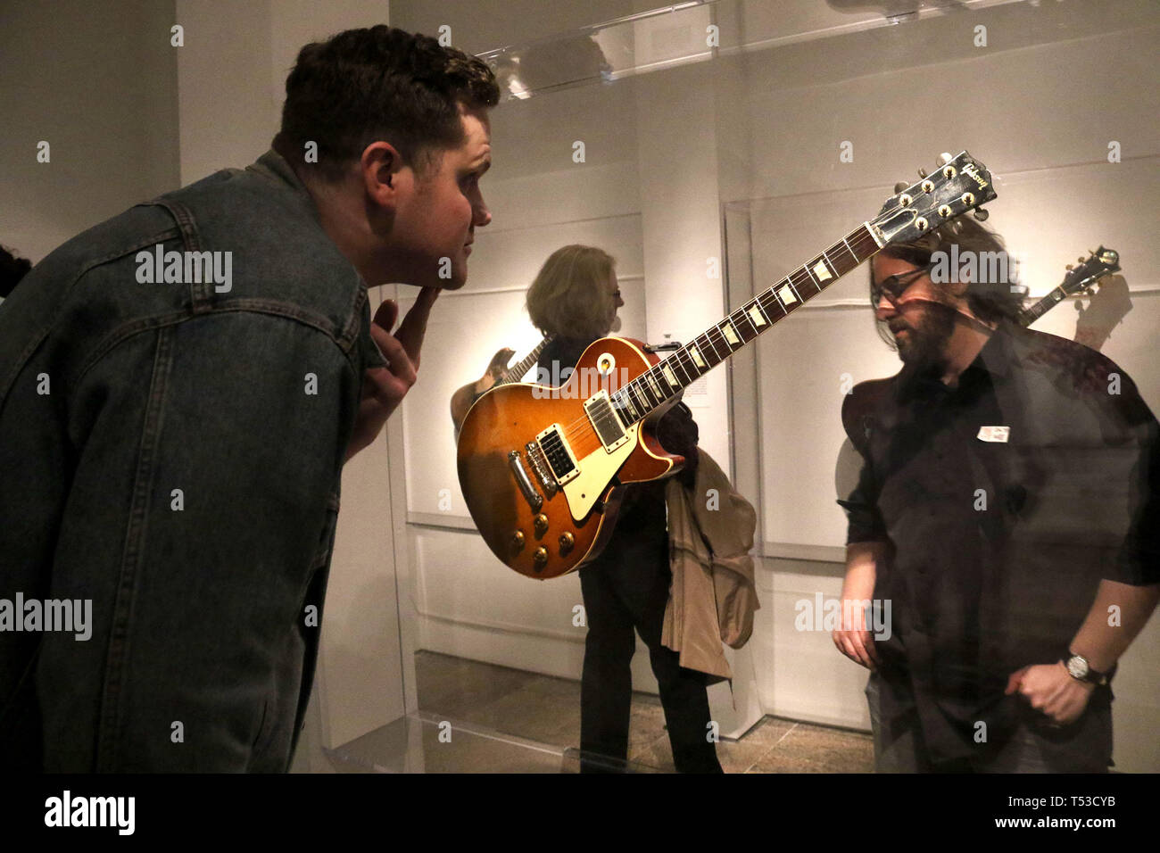 Jimmy page guitar hi-res stock photography and images - Alamy