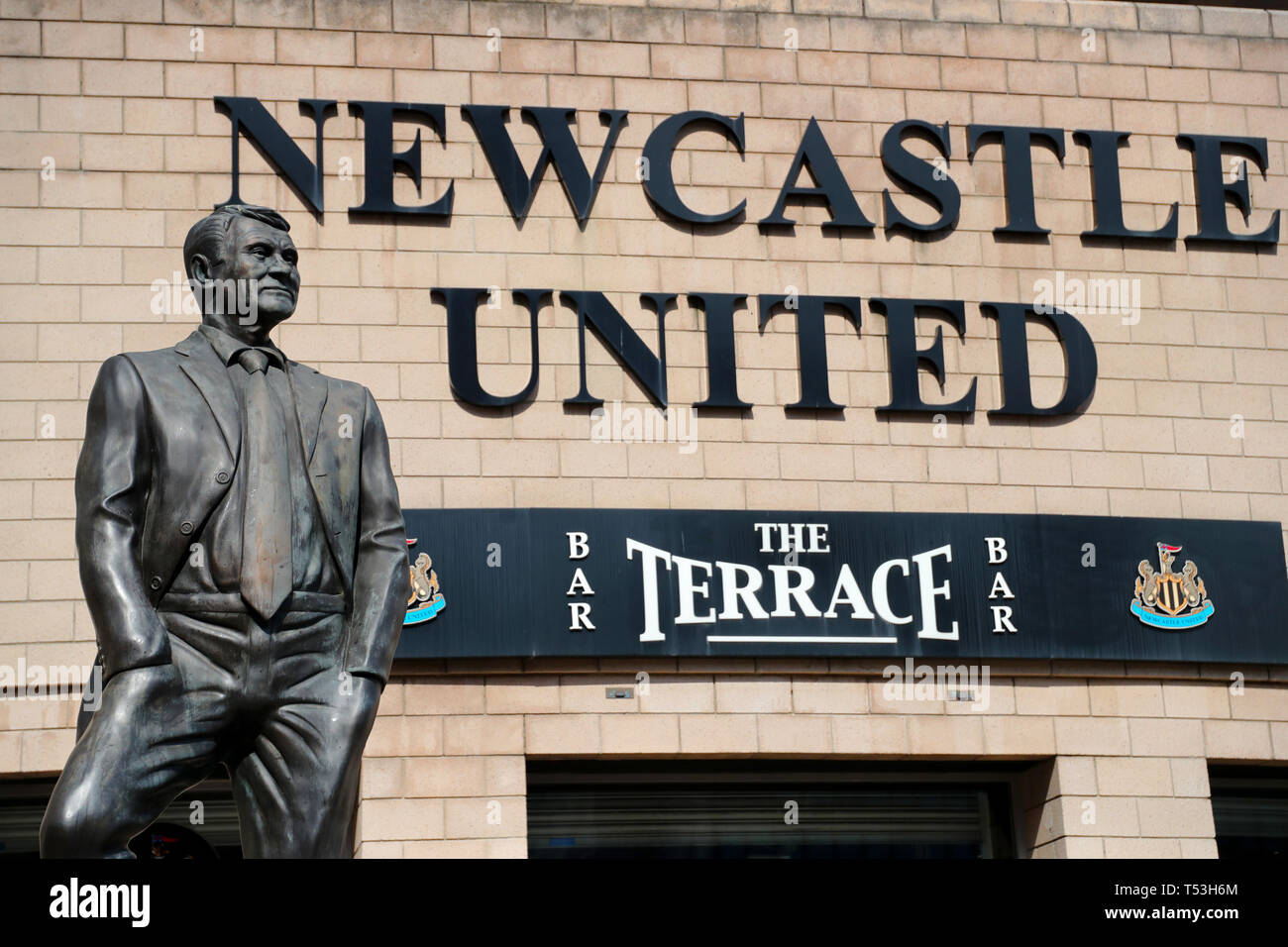 Sir bobby robson statue outside st james park hires stock photography