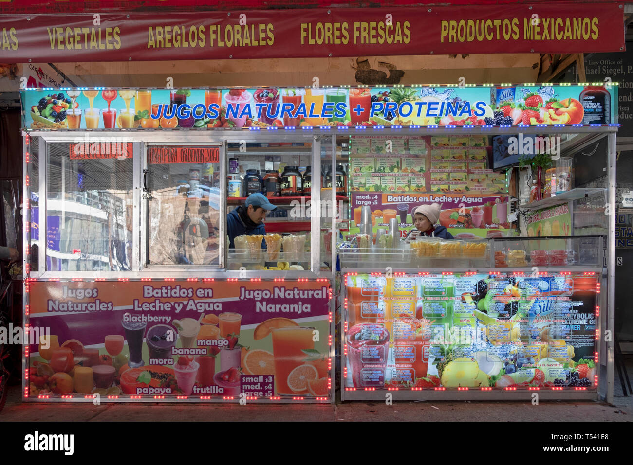 A juice stand under the elevated subway on Roosevelt Avenue in Corona, Queens, New York City Stock Photo