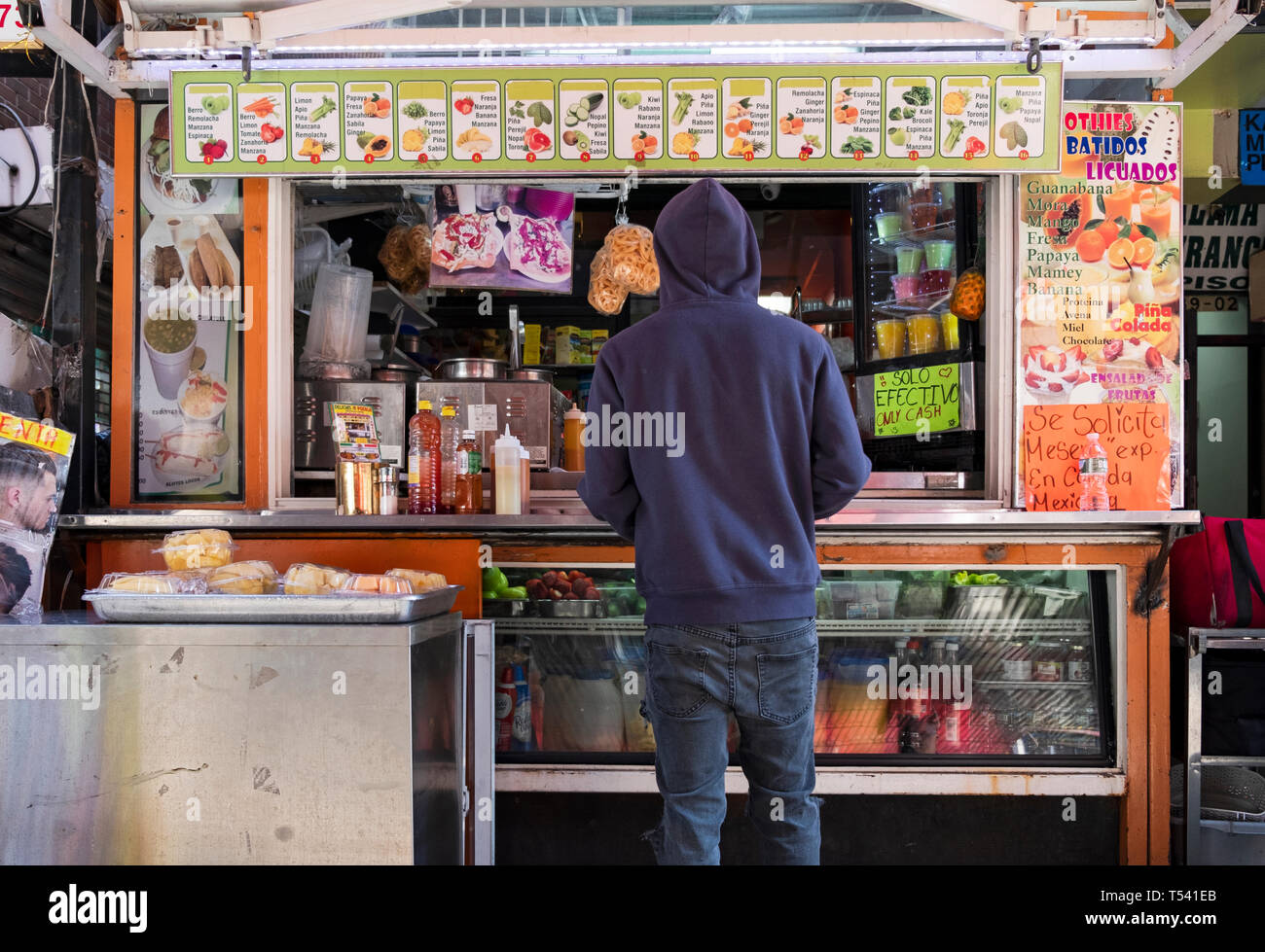 A juice stand under the elevated subway on Roosevelt Avenue in Corona, Queens, New York City Stock Photo