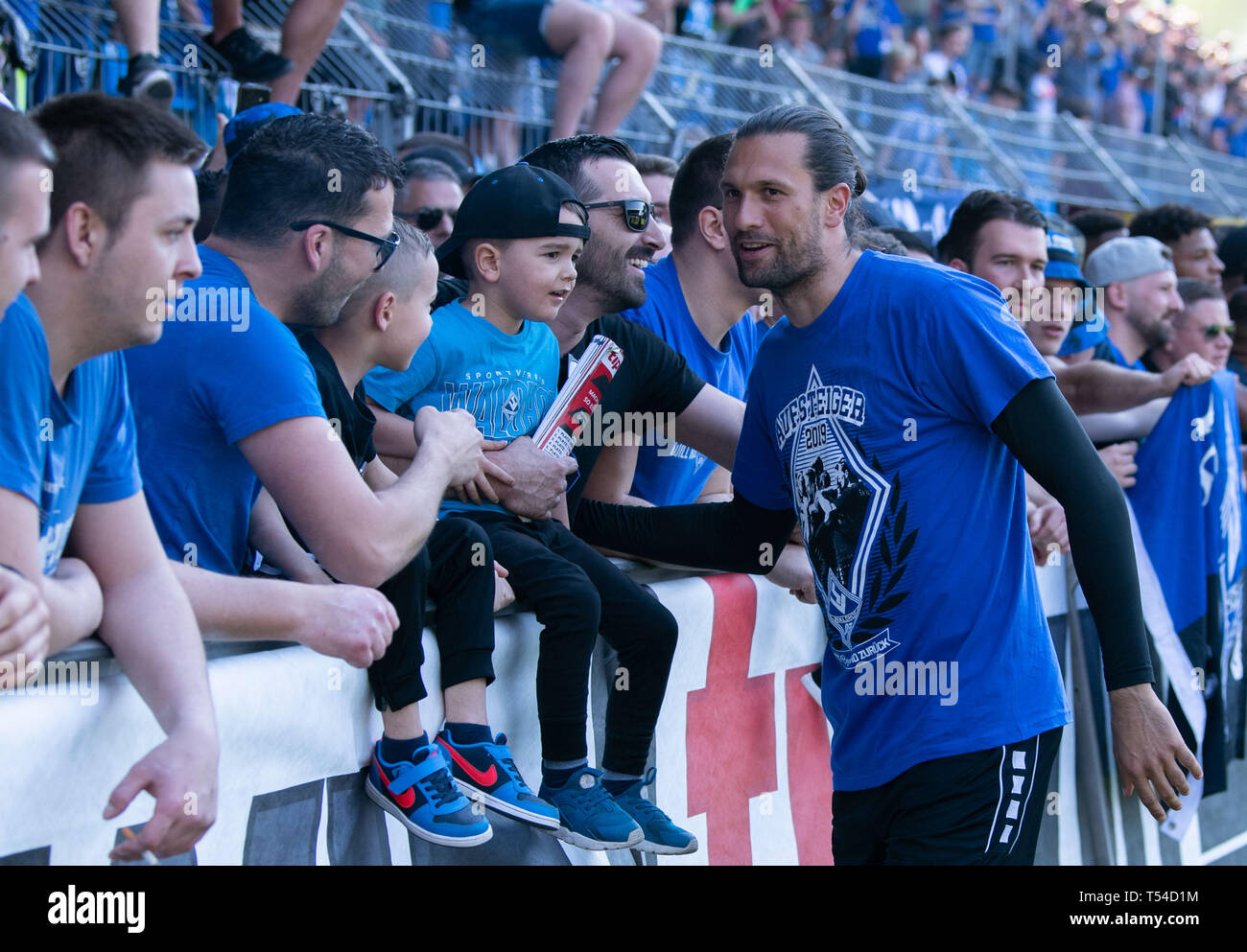 20 April 2019 Baden Wuerttemberg Mannheim Soccer Regionalliga Sudwest Sv Waldhof Mannheim Wormatia Worms 30th Matchday In The Carl Benz Stadium Goalkeeper Miro Varvodic R From Mannheim Goes To The Fans After The