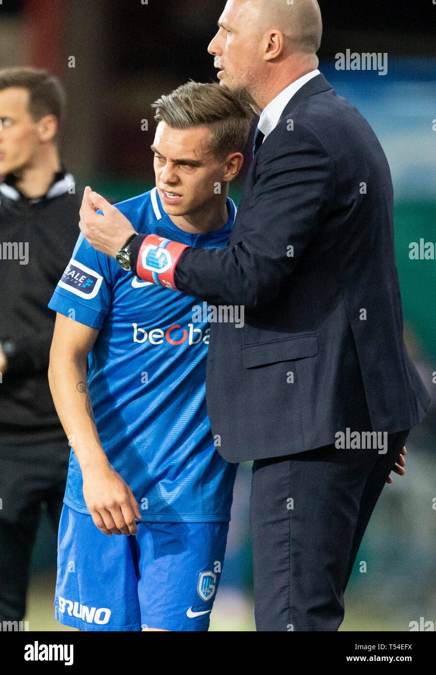 liege-belgium-19th-apr-2019-liege-sclessin-belgium-april-19th-leandro-trossard-of-genk-applausvervanging-and-hug-with-philippe-clement-head-coach-of-genk-during-the-jupiler-pro-league-play-off-1-match-day-5-between-standard-de-liege-vs-krc-genk-on-april-19th-2019-in-liege-credit-pro-shotsalamy-live-news-T54EFX.jpg