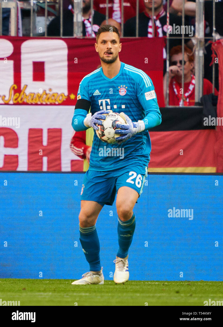Munich, Germany. 20th Apr, 2019. Sven ULREICH, FCB 26 Torwart. whole figure, action, single image, single action,  FC BAYERN MUNICH - SV WERDER BREMEN 1-0  - DFL REGULATIONS PROHIBIT ANY USE OF PHOTOGRAPHS as IMAGE SEQUENCES and/or QUASI-VIDEO -  1.German Soccer League , Munich, April 20, 2019  Season 2018/2019, matchday 30, FCB, München, © Peter Schatz / Alamy Live News Credit: Peter Schatz/Alamy Live News Stock Photo
