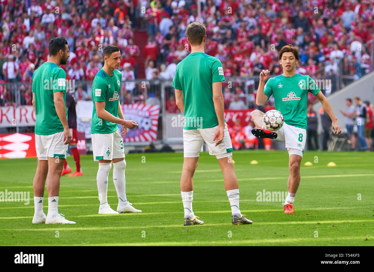 Munich, Germany. 20th Apr, 2019. Claudio PIZARRO, BRE 4 Yuya OSAKO, BRE 8 Sebastian LANGKAMP, BRE 15 Marco FRIEDL, BRE 32 Gymnastics, stretching, warming up, warm-up, preparation for the game,   FC BAYERN MUNICH - SV WERDER BREMEN 1-0  - DFL REGULATIONS PROHIBIT ANY USE OF PHOTOGRAPHS as IMAGE SEQUENCES and/or QUASI-VIDEO -  1.German Soccer League , Munich, April 20, 2019  Season 2018/2019, matchday 30, FCB, München, © Peter Schatz / Alamy Live News Credit: Peter Schatz/Alamy Live News Stock Photo