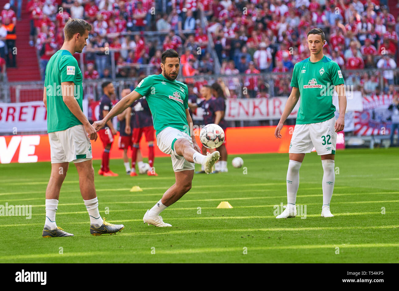 Munich, Germany. 20th Apr, 2019. Claudio PIZARRO, BRE 4 Yuya OSAKO, BRE 8 Sebastian LANGKAMP, BRE 15 Marco FRIEDL, BRE 32 Gymnastics, stretching, warming up, warm-up, preparation for the game,   FC BAYERN MUNICH - SV WERDER BREMEN 1-0  - DFL REGULATIONS PROHIBIT ANY USE OF PHOTOGRAPHS as IMAGE SEQUENCES and/or QUASI-VIDEO -  1.German Soccer League , Munich, April 20, 2019  Season 2018/2019, matchday 30, FCB, München, © Peter Schatz / Alamy Live News Credit: Peter Schatz/Alamy Live News Stock Photo