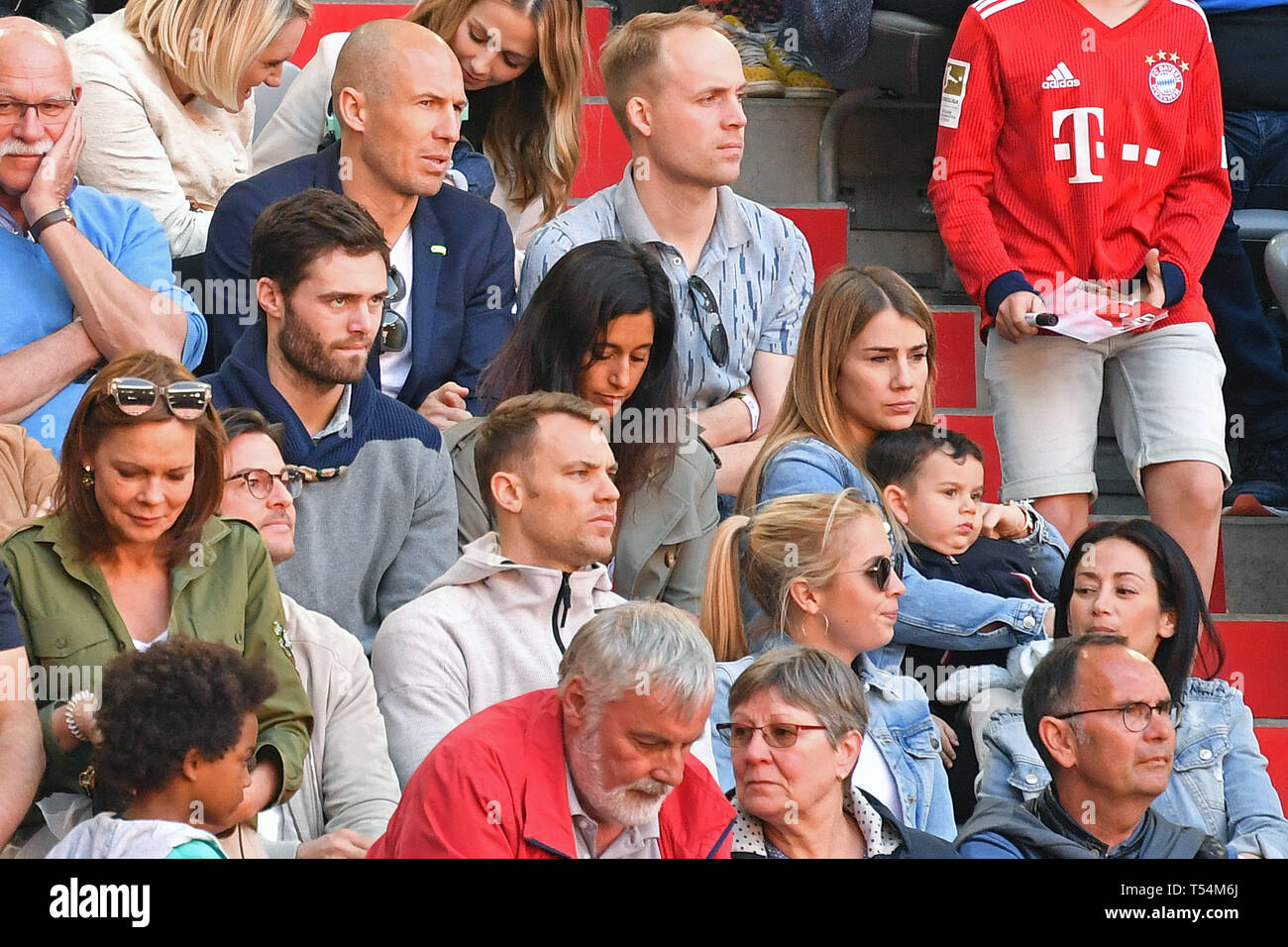 Munich, Germany. 20th Apr, 2019. Arjen ROBBEN (Bayern Munich-oben2.v.li). Manuel NEUER (goalkeeper Bayern Munich) with wife Nina on the tribune. Soccer 1. Bundesliga, 30.matchday, matchday30, Bayern München M) - SV Werder Bremen (HB), on 20.04.2019 in Muenchen ALLIANZARENA, DFL REGULATIONS PROHIBIT ANY USE OF PHOTOGRAPH AS IMAGE SEQUENCES AND/OR QUASI-VIDEO. | usage worldwide Credit: dpa/Alamy Live News Stock Photo