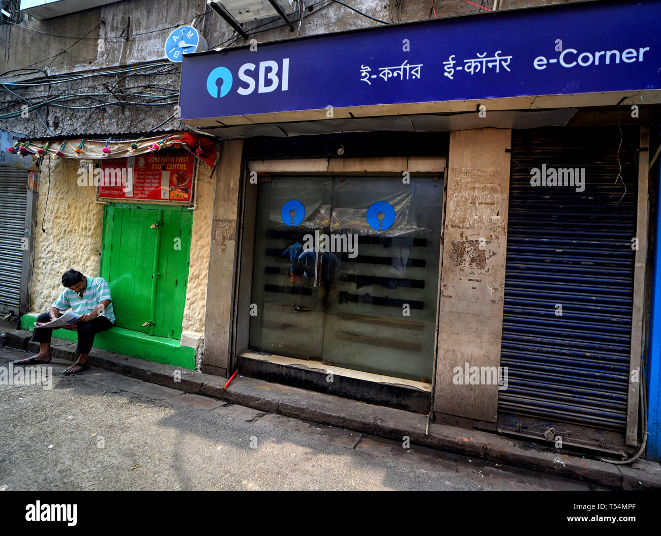 Kolkata, WEST BENGAL, India. 19th Apr, 2019. Electronic Corner (E