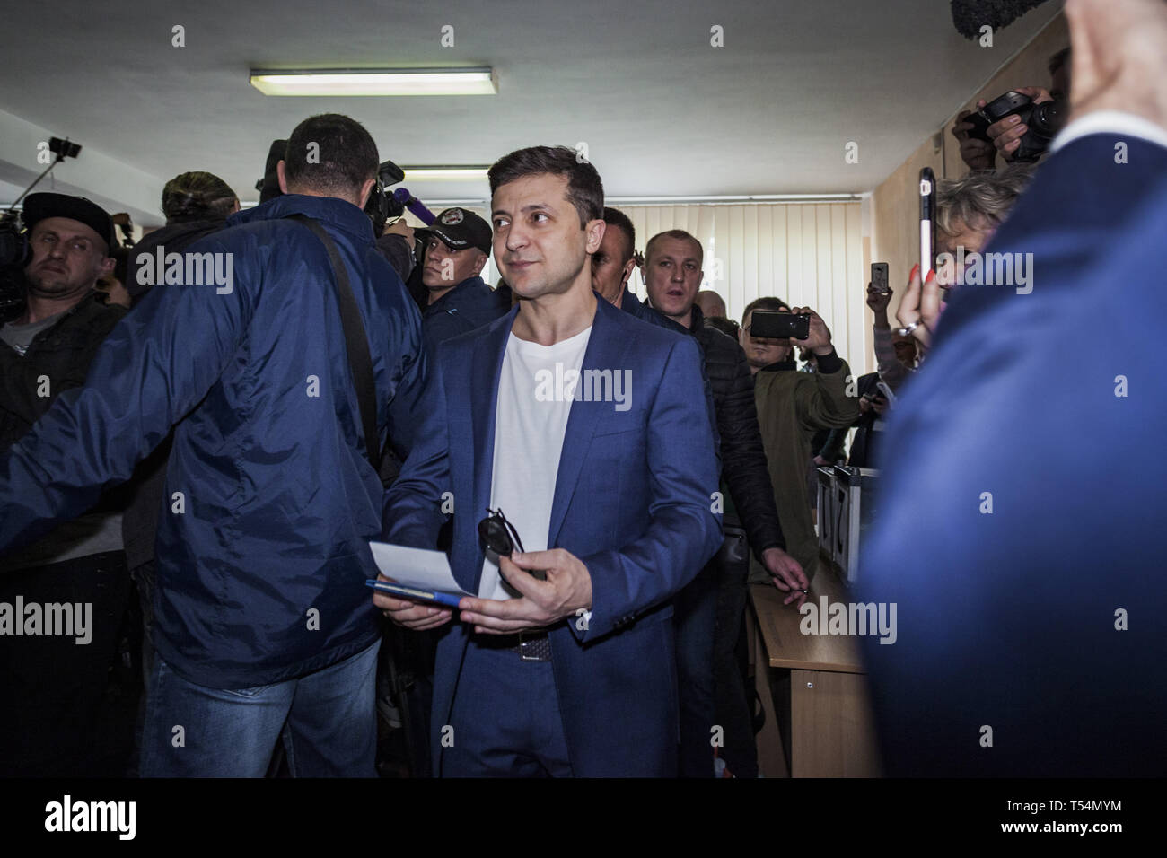 Kiev, Ukraine. 21st Apr, 2019. Volodymyr Zelenskiy, candidate for the presidential elections of Ukraine, with his ballot in the hands before voting in the polling station in Kiev. Credit: Celestino Arce Lavin/ZUMA Wire/Alamy Live News Stock Photo