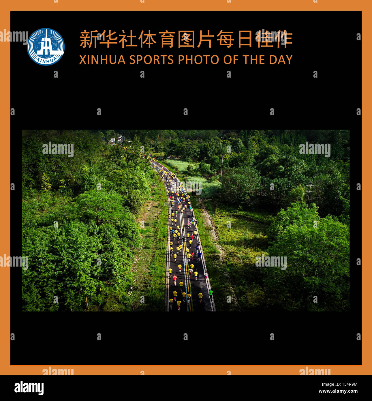 (190421) -- BEIJING, April 21, 2019 (Xinhua) -- XINHUA SPORTS PHOTO OF THE DAY TRANSMITTED ON April 21, 2019. Runners compete at the Wenjiang Half Marathon in Chengdu, southwest China's Sichuan Province, on April 21, 2019. (Xinhua/Zhang Kefan) Stock Photo