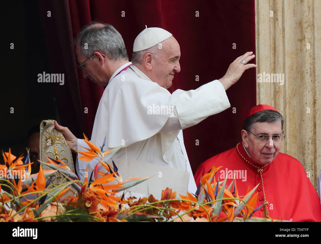 Holy See, Vatican, Italy. 21st Apr, 2019. POPE FRANCIS delivers the ''Urbi  et Orbi'' blessing from the balcony of blessing of St. Peter's Basilica at  the Vatican. Credit: Evandro Inetti/ZUMA Wire/Alamy Live