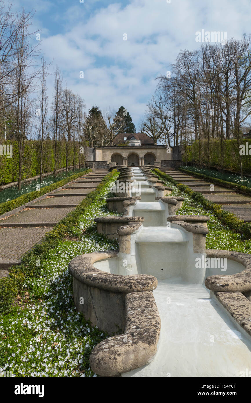 Wasserparadies, öffentlicher Park mit Springbrunnen und kleinen