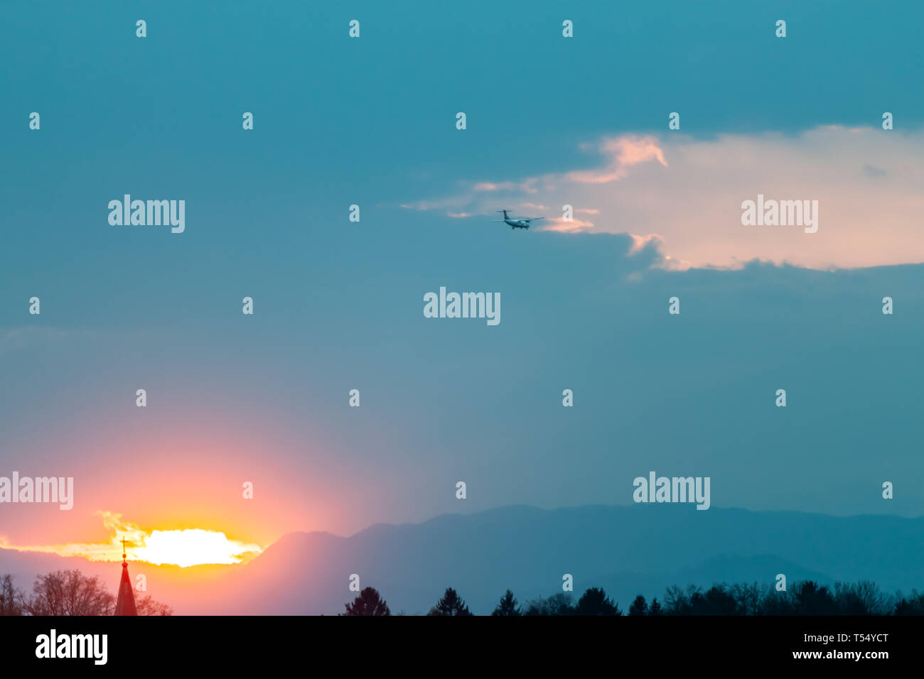 Plane taking off in sunset hi-res stock photography and images - Alamy