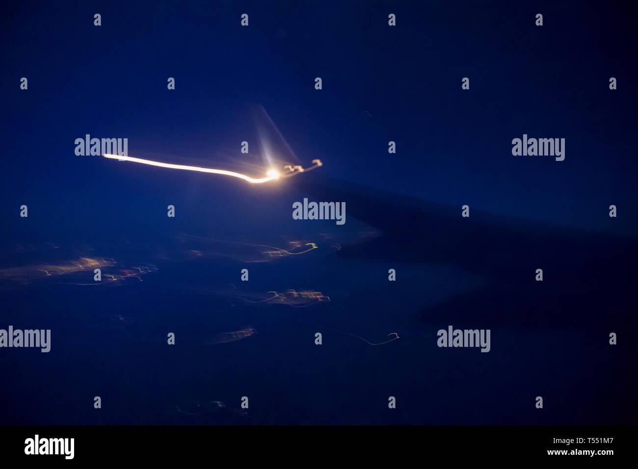 Airplane light night sky hi-res stock photography and images - Alamy