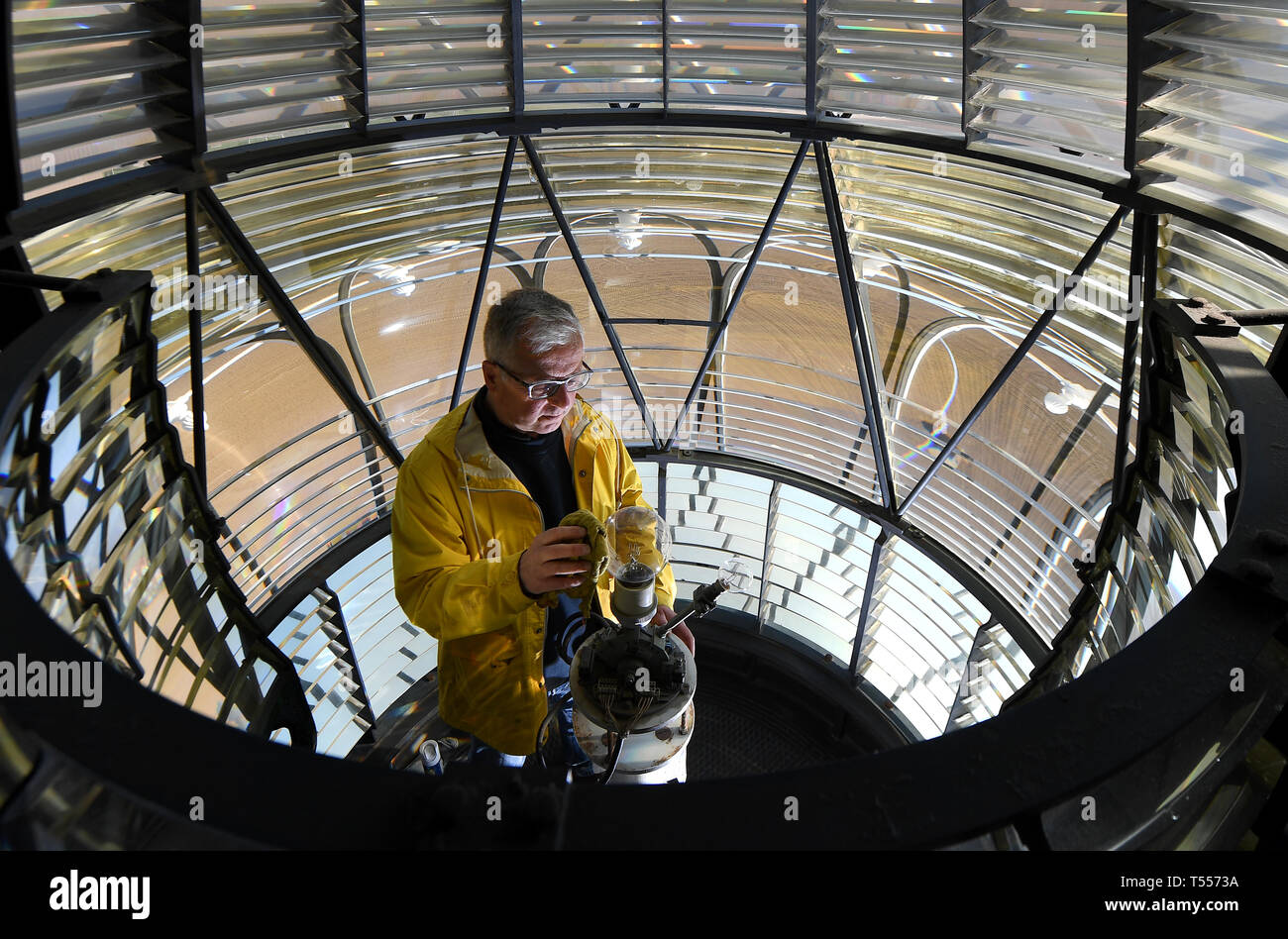 https://c8.alamy.com/comp/T5573A/friends-of-happisburgh-lighthouse-volunteer-stephen-burke-cleans-the-500-watt-bulb-in-the-lantern-room-at-happisburgh-lighthouse-in-norfolk-ahead-of-their-first-open-day-of-the-year-T5573A.jpg