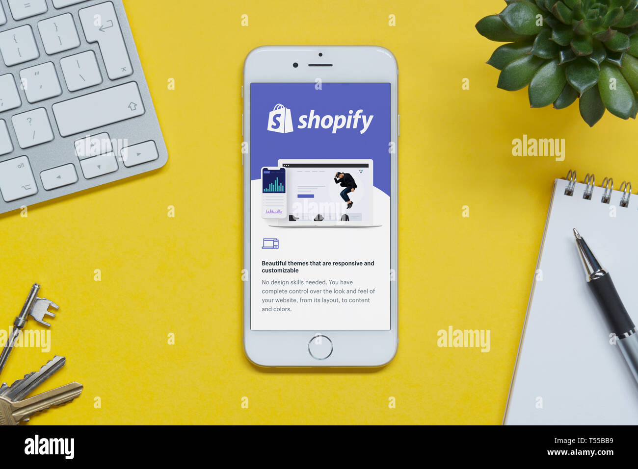 iPhone hiển thị trang web Shopify trên nền vàng sẽ là một trải nghiệm độc đáo cho những ai đang kinh doanh trực tuyến. Với cách hiển thị tuyệt đẹp, bạn không chỉ thu hút khách hàng mà còn giúp họ cảm thấy chuyên nghiệp và chắc chắn trong những lần đến thăm cửa hàng trực tuyến của bạn.