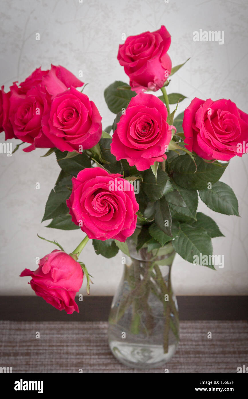 A beautiful bouquet of fresh pink roses in an expensive vase Stock Photo -  Alamy, image size:866x1390
