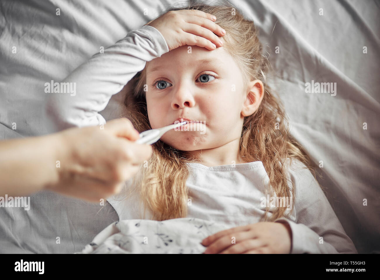 Заболевшая девочка. Маленькая больная девочка. Девушка болеет. Девушка болеет. Простуда.