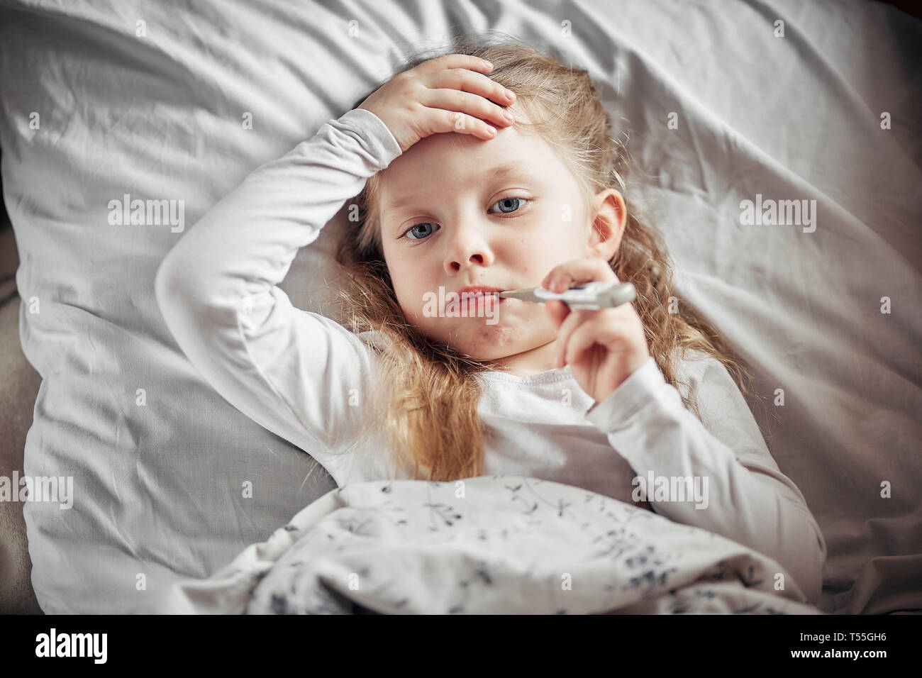 Маленькая девочка болеет. Про болеющую девочку. Девочка заболела. Про болеющую девочку. Больная девушка.