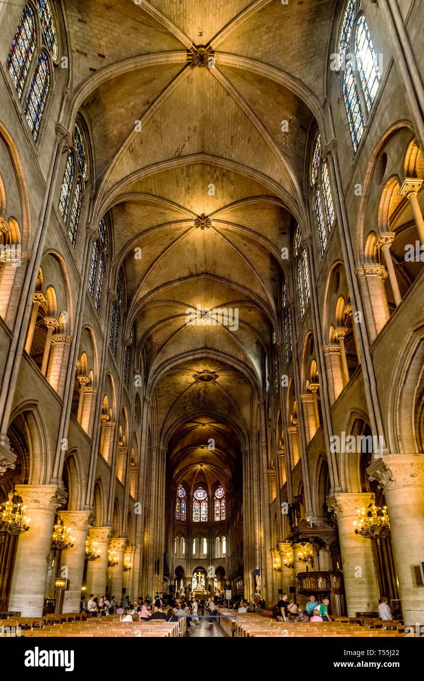 Cathedral of notre dame altar paris hi-res stock photography and images ...