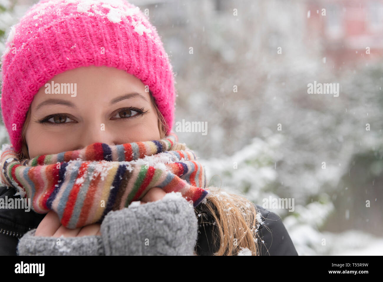 Young woman woolly hat hi-res stock photography and images - Alamy