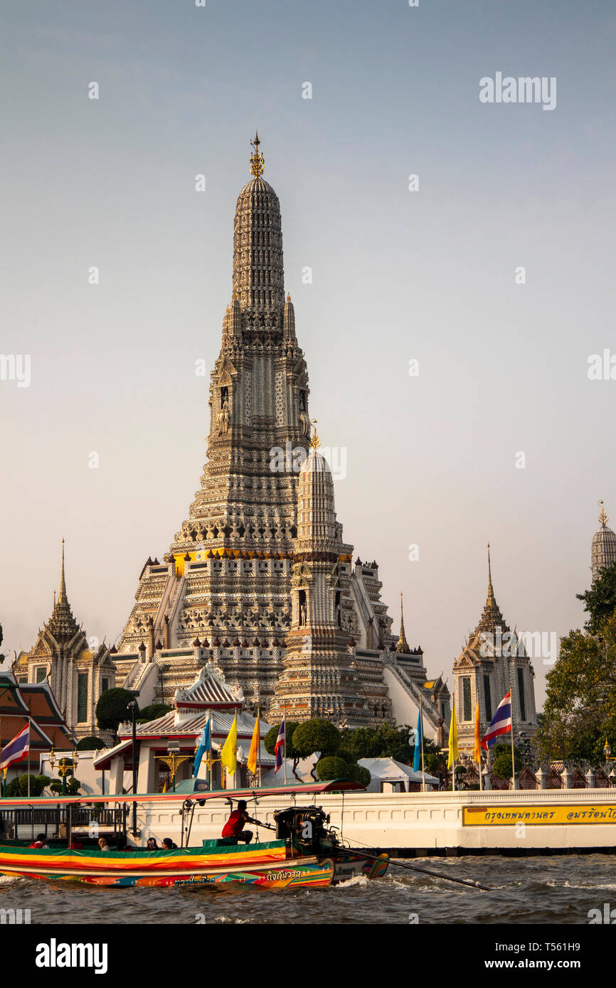 Thailand, Bangkok, Thonburi, Wat Arun Ratchawararam, iconic riverside temple, with landmark central Prang spire, from Chao Phraya River Stock Photo