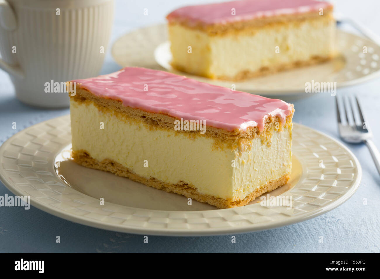 Page 3 Person Icing Cake Close Up High Resolution Stock Photography And Images Alamy