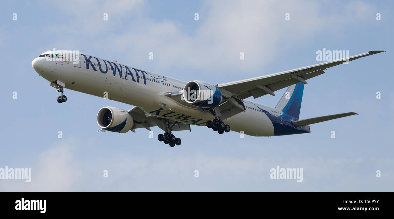 Kuwait Airways Boeing 777 9K-AOE on final approach to London-Heathrow Airport LHR Stock Photo