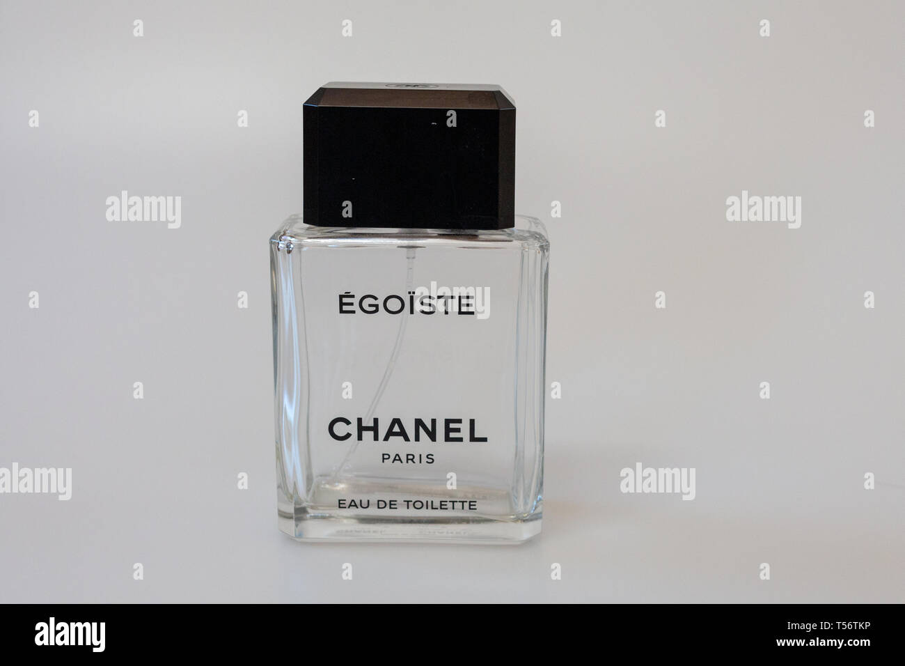 Old bottle chanel no 5 perfume hi-res stock photography and images - Alamy