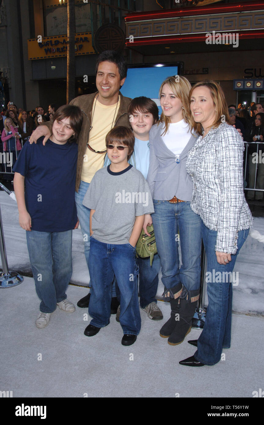 Ray romano family hi-res stock photography and images - Alamy, حجم الصورة 863x1390