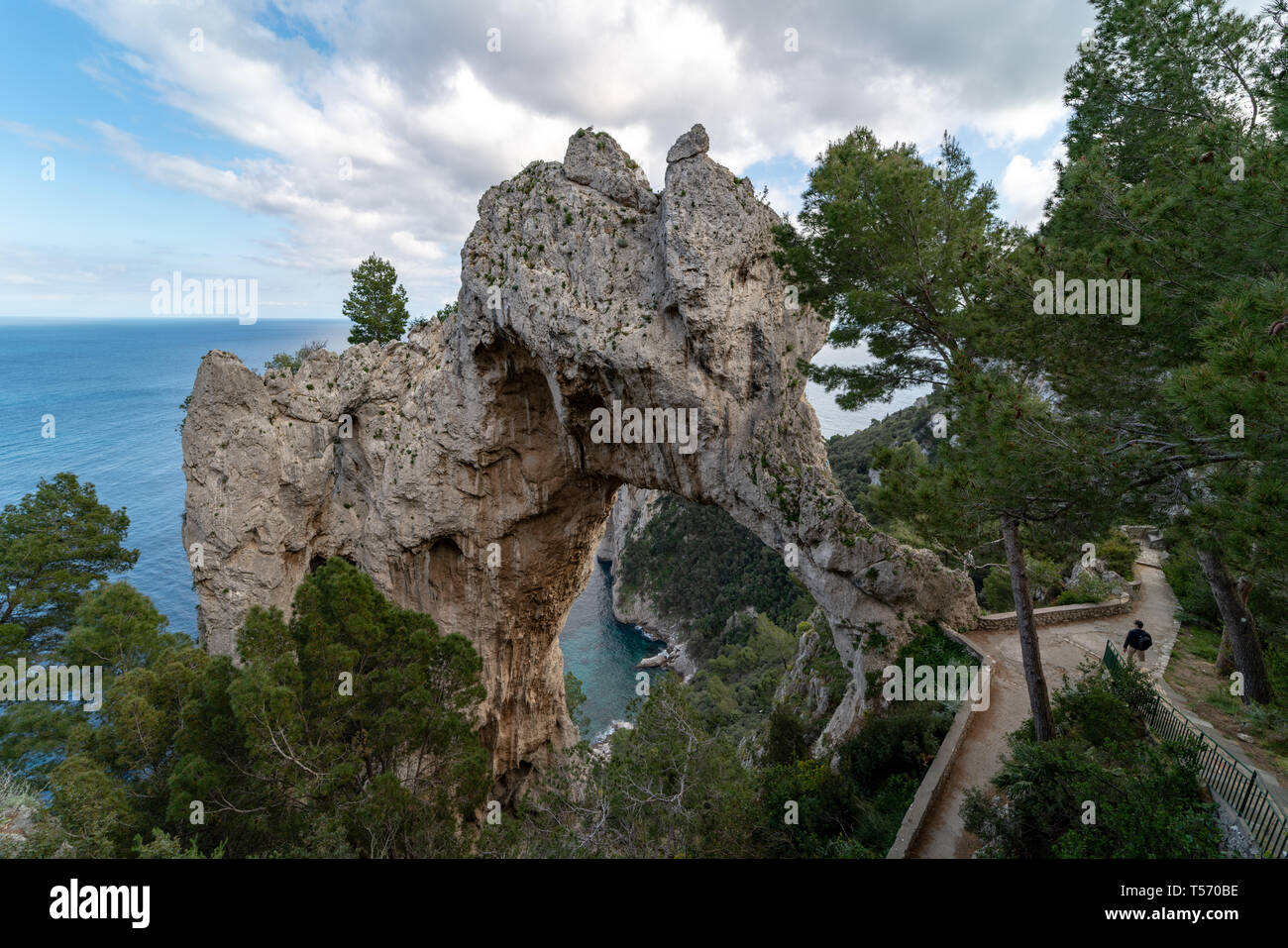 Arco Naturale, scolpito nella roccia da fenomeni di erosione e probabilmente dal crollo di una preesistente grotta, Pizzolungo, Capri Stock Photo