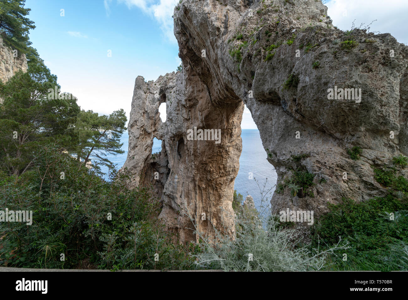 Arco Naturale, scolpito nella roccia da fenomeni di erosione e probabilmente dal crollo di una preesistente grotta, Pizzolungo, Capri Stock Photo