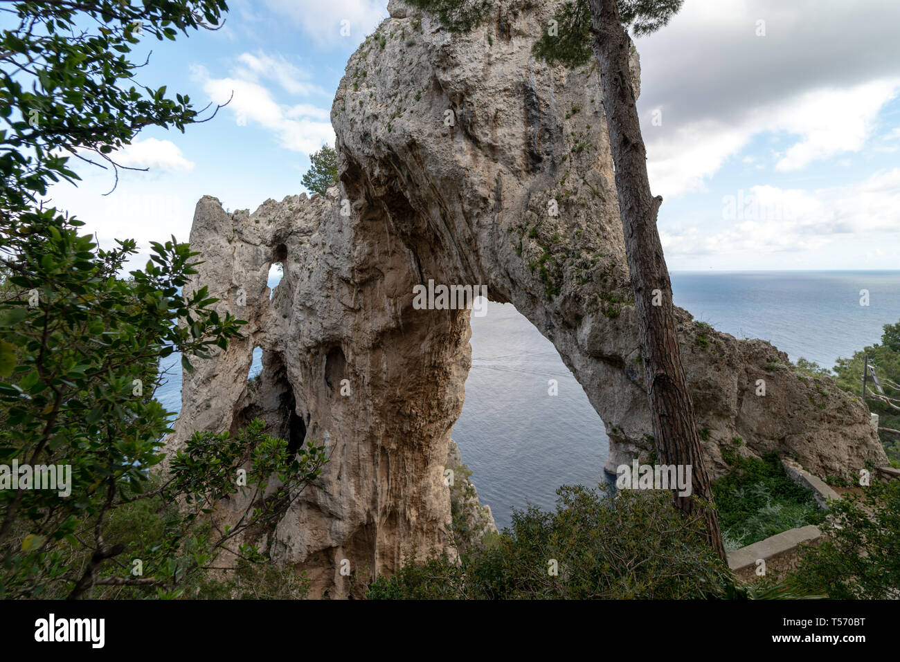 Arco Naturale, scolpito nella roccia da fenomeni di erosione e probabilmente dal crollo di una preesistente grotta, Pizzolungo, Capri Stock Photo