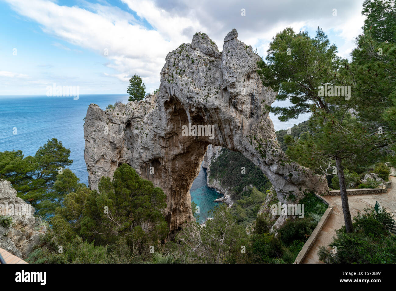 Arco Naturale, scolpito nella roccia da fenomeni di erosione e probabilmente dal crollo di una preesistente grotta, Pizzolungo, Capri Stock Photo