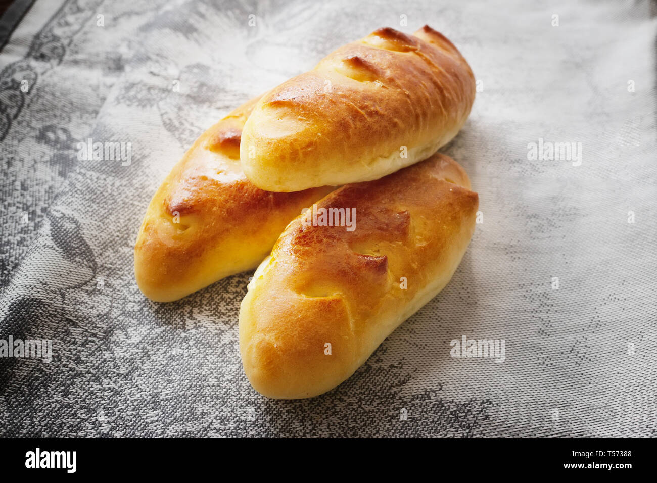 пирожки и булочки. пирожок на блюдце. пирожок один. маленькие пирожки. треугольная булочка.