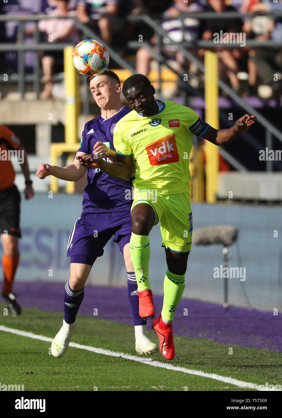 Brussels, Belgium. 21st Apr, 2019. BRUSSELS, BELGIUM - APRIL 21: Alexis Saelemaekers of Anderlecht and Nana Asare of Kaa Gent fight for the ball during the Jupiler Pro League play-off 1 match (day 5) between Rsc Anderlecht and Kaa Gent on April 21, 2019 in Brussels, Belgium. (Photo by Vinc Credit: Pro Shots/Alamy Live News Stock Photo