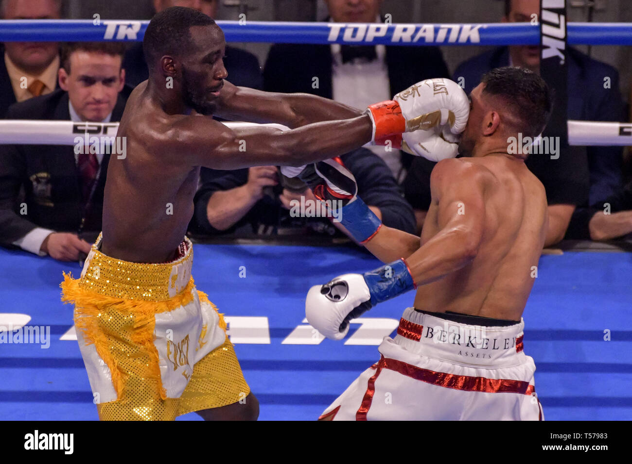 New York, New York, USA. 21st Apr, 2019. TERENCE CRAWFORD (yellow trunks) and AMIR KHAN battle in a WBO welterweight world championship bout at Madison Square Garden in New York, New York. Credit: Joel Plummer/ZUMA Wire/Alamy Live News Stock Photo