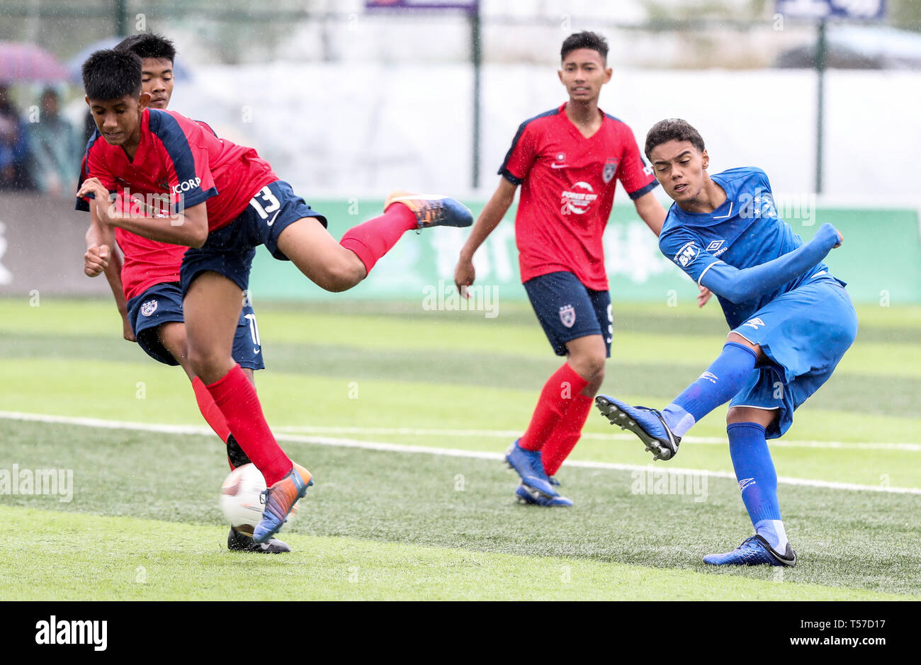 Haimen, China's Jiangsu Province. 22nd Apr, 2019. Joao Mendes (R) of Brazil Cruzeiro Esporte shoots during the match against Malaysia Johor Darul Ta' Zim FC at the 8th Zhongnan Codion Cup International Campus Football Invitation Tournament in Haimen, east China's Jiangsu Province, on April 22, 2019. Brazil Cruzeiro Esporte won 1-0. Credit: Yang Lei/Xinhua/Alamy Live News Stock Photo