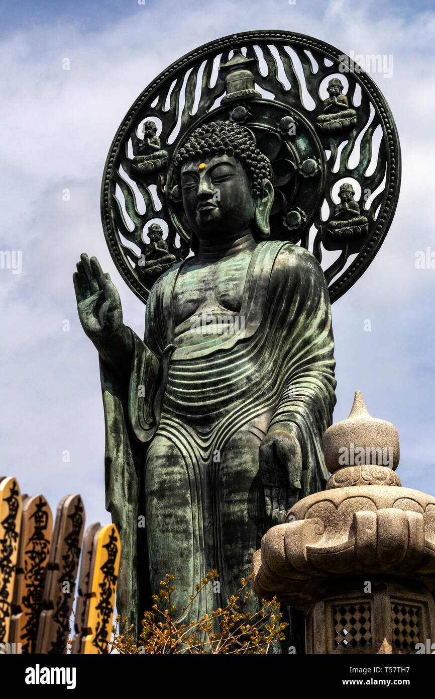 Myohoji Rotating Buddha - Myohoji is a Buddhist Temple of the Nichiren sect, most famous for its unique rotating Buddha.  This bronze Buddha is surpri Stock Photo