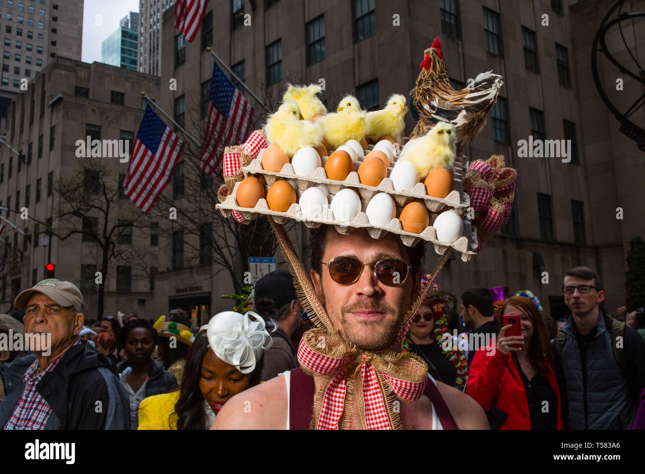 New York, NY - 21 April 2019. A man wears a hat bearing dozens of eggs,  chicks, and a chicken at the Easter Bonnet Parade and Festival on New  York's F Stock Photo - Alamy