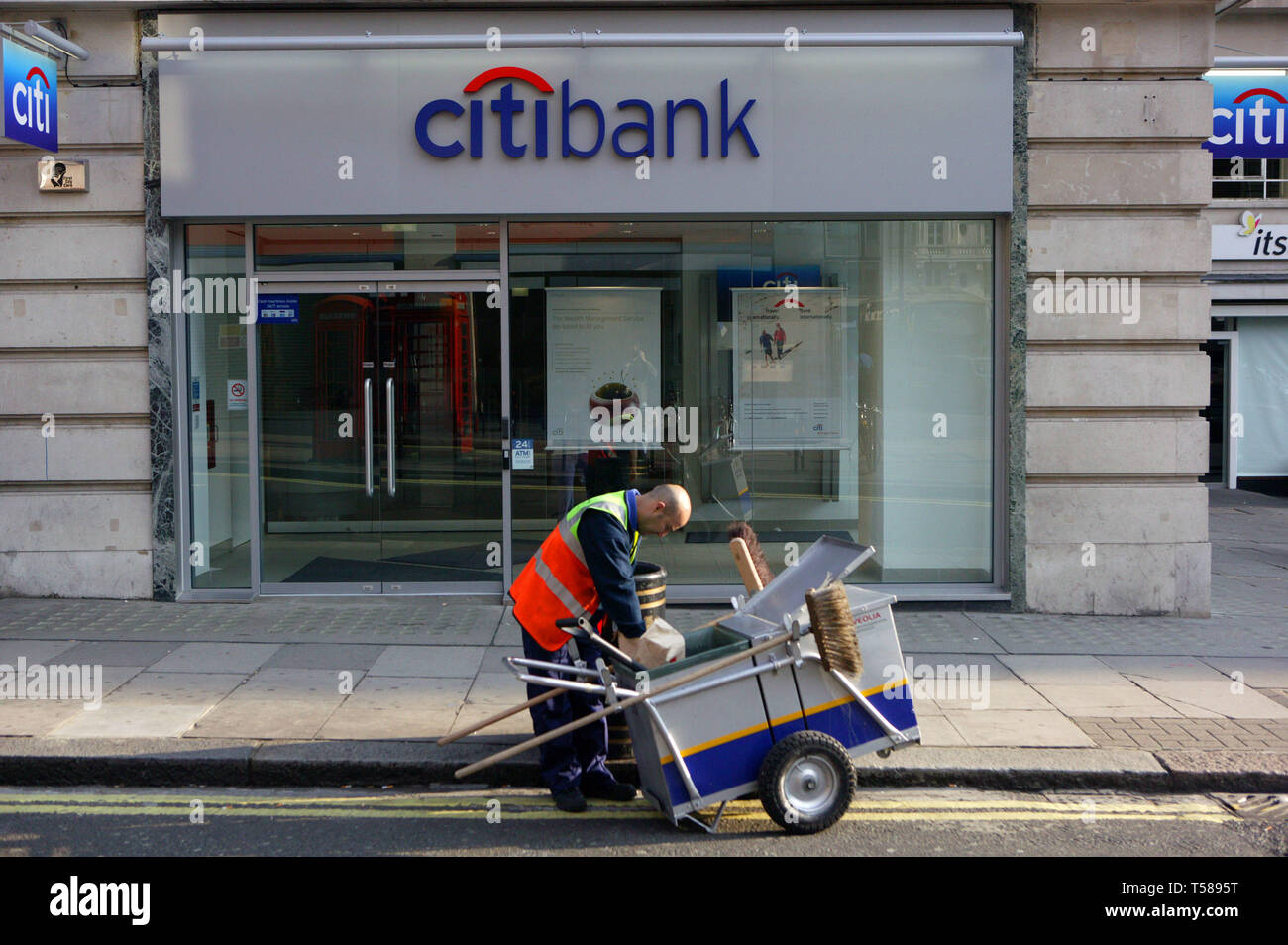 Emptying the bins outside Citibank. London. 28/09/2008 Stock Photo Alamy