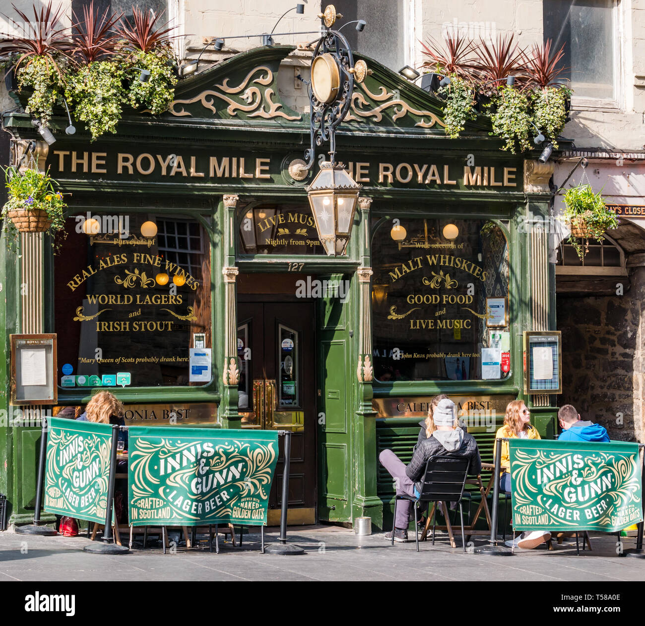 Front of Royal Mile pub with people sitting at pavement tables outside I’m sunshine, Royal Mile, Edinburgh, Scotland, UK Stock Photo